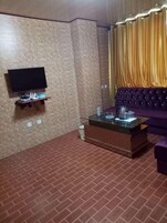 商务大床房 | 起居区 | 电视