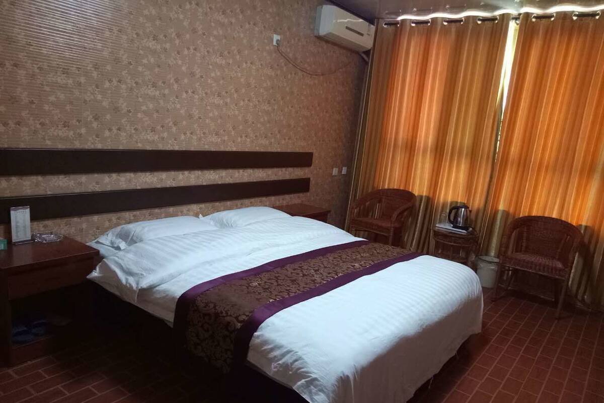 مكتب وستائر تعتيم ومكواة/لوح كي وواي فاي مجانًا