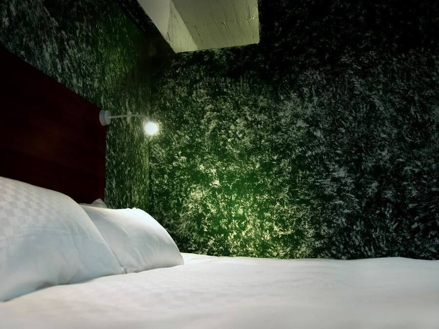 Klassieke tweepersoonskamer | Luxe beddengoed, een bureau, verduisterende gordijnen, gratis wifi