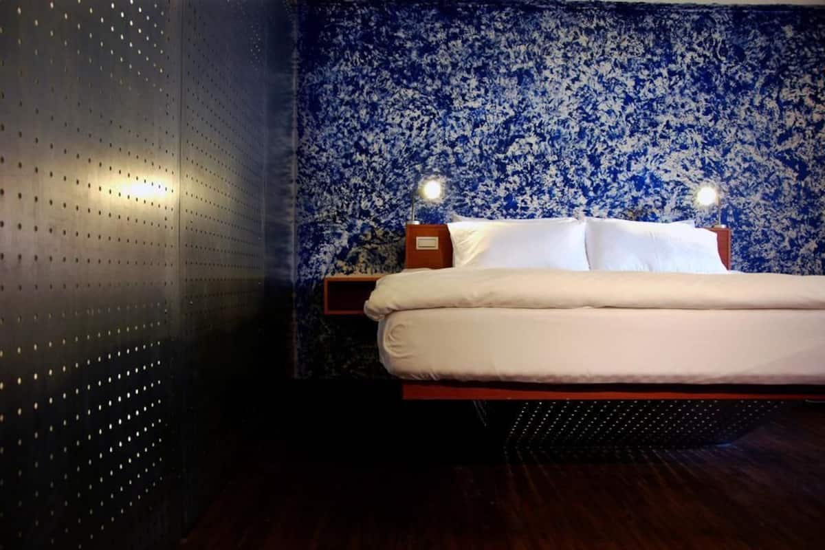 Premium bedding, desk, blackout drapes, WiFi (free)