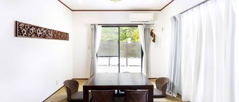 Villa, 2 Bedrooms | Ruang tamu | 55 inci televisyen skrin rata dengan digital, TV