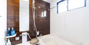 Villa, 2 Schlafzimmer | Badezimmer | Badewanne und Dusche (separat), kostenlose Toilettenartikel