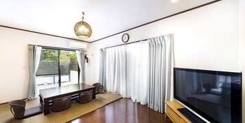 ヴィラ 2 ベッドルーム | リビング エリア | 55 インチの薄型テレビ (デジタル放送視聴可)、テレビ