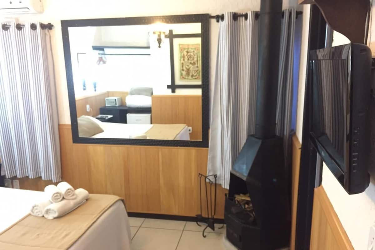Chalet | 1 bedroom, minibar, desk, bed sheets