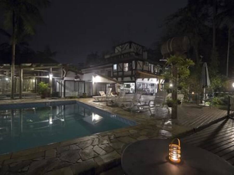 Innendørsbasseng, utendørsbasseng og solsenger