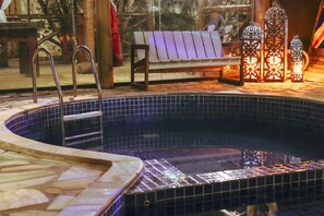 Una piscina techada, una piscina al aire libre