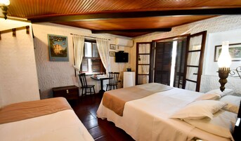 スタンダード トリプルルーム | ミニバー、デスク、ベッドシーツ