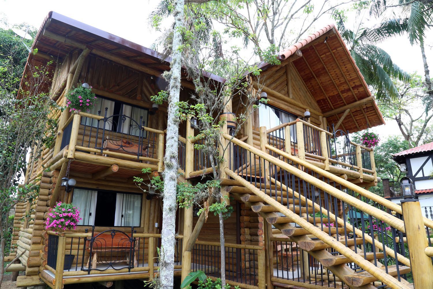 tree house, hot tub | minibar, desk, bed sheets