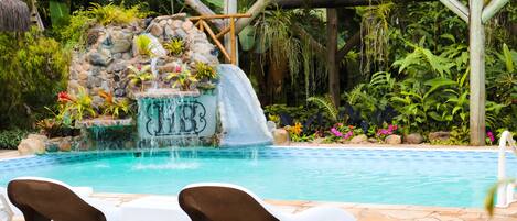 Sisäuima-allas, ulkouima-allas, aurinkotuoleja