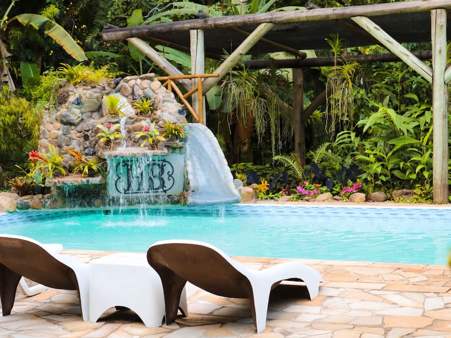 Una piscina techada, una piscina al aire libre