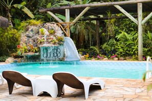 Piscine couverte, piscine extérieure, chaises longues