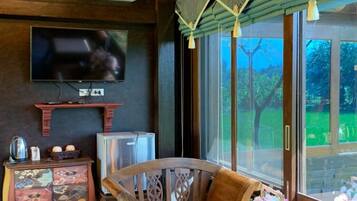 Suite | Individually furnished, blackout drapes, rollaway beds, free WiFi