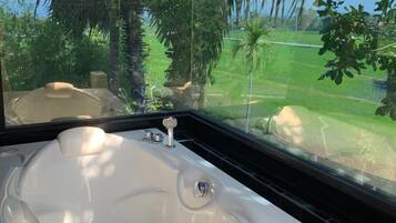 Panorama | Deep soaking bathtub
