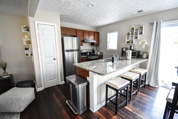 Refrigerador, microondas, horno y parrilla de estufa 