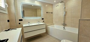 Combined shower/bathtub, jetted bath, hair dryer, towels - Bright&Large Penthouse, 2Terraces, Pools, Garden, 2 swimming Pools,Beachs, Golf (Benalmádena)