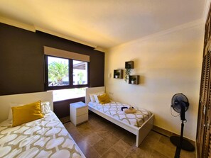 3 bedrooms, in-room safe, iron/ironing board, free WiFi - Ligthouse, private heated pool, Prime video, wifi, bbq, ping pong, etc. (Montaña Roja)