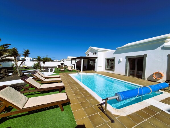 A heated pool - Ligthouse, private heated pool, Prime video, wifi, bbq, ping pong, etc. (Montaña Roja)