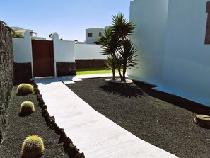 Property grounds - Ligthouse, private heated pool, Prime video, wifi, bbq, ping pong, etc. (Montaña Roja)