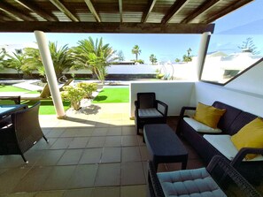Terrace/patio - Ligthouse, private heated pool, Prime video, wifi, bbq, ping pong, etc. (Montaña Roja)