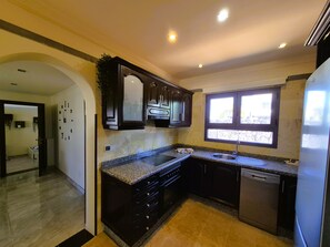 Kjøleskap, mikrobølgeovn, ovn og kokeplater