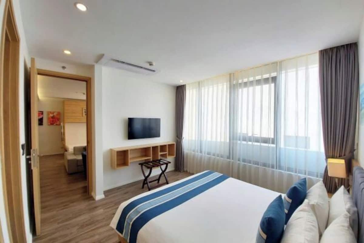 Minibaari, tallelokero huoneessa, työpöytä, pimennysverhot