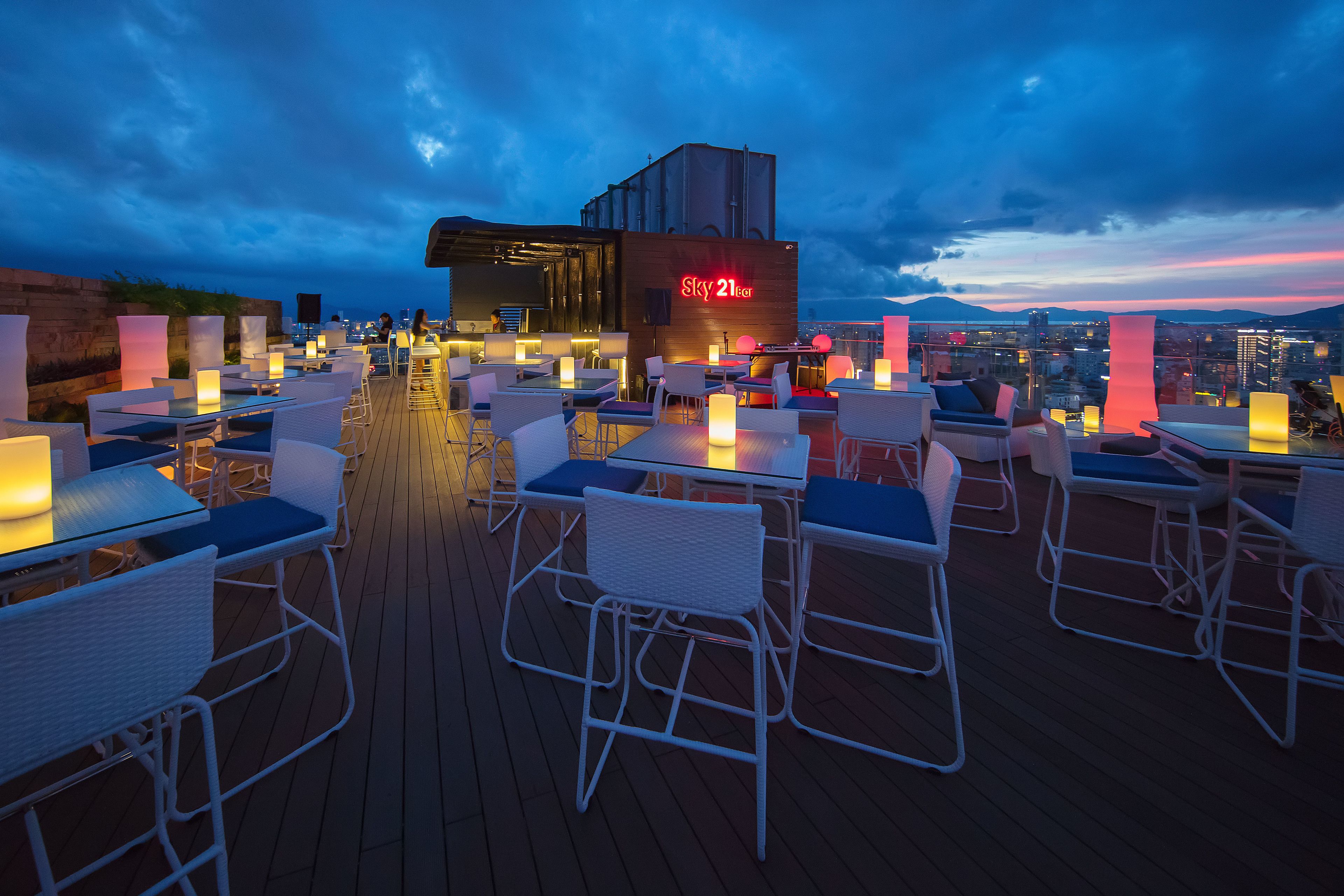 2 restaurants, breakfast, lunch served; local and international cuisine