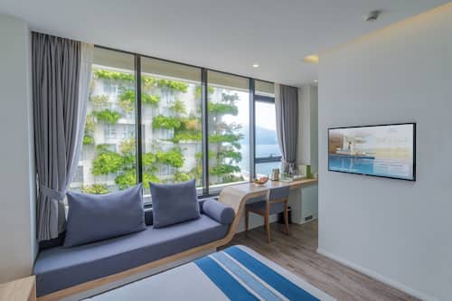 Senior Deluxe Double, Partial Sea View
