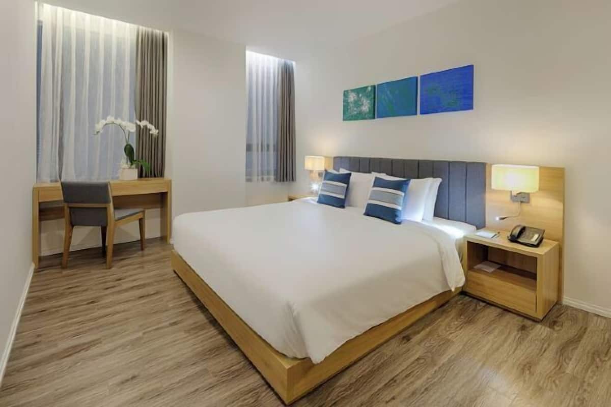 Minibar, caixa forta a l'habitació, escriptori i cortines opaques
