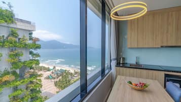 Residence, Partial Sea View | 迷你吧、客房内保险箱、办公桌、遮光窗帘