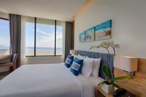 Minibar, coffres-forts dans les chambres, bureau, rideaux occultants