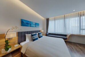 Senior Deluxe Double, Partial Sea View | Vista a la playa o el mar
