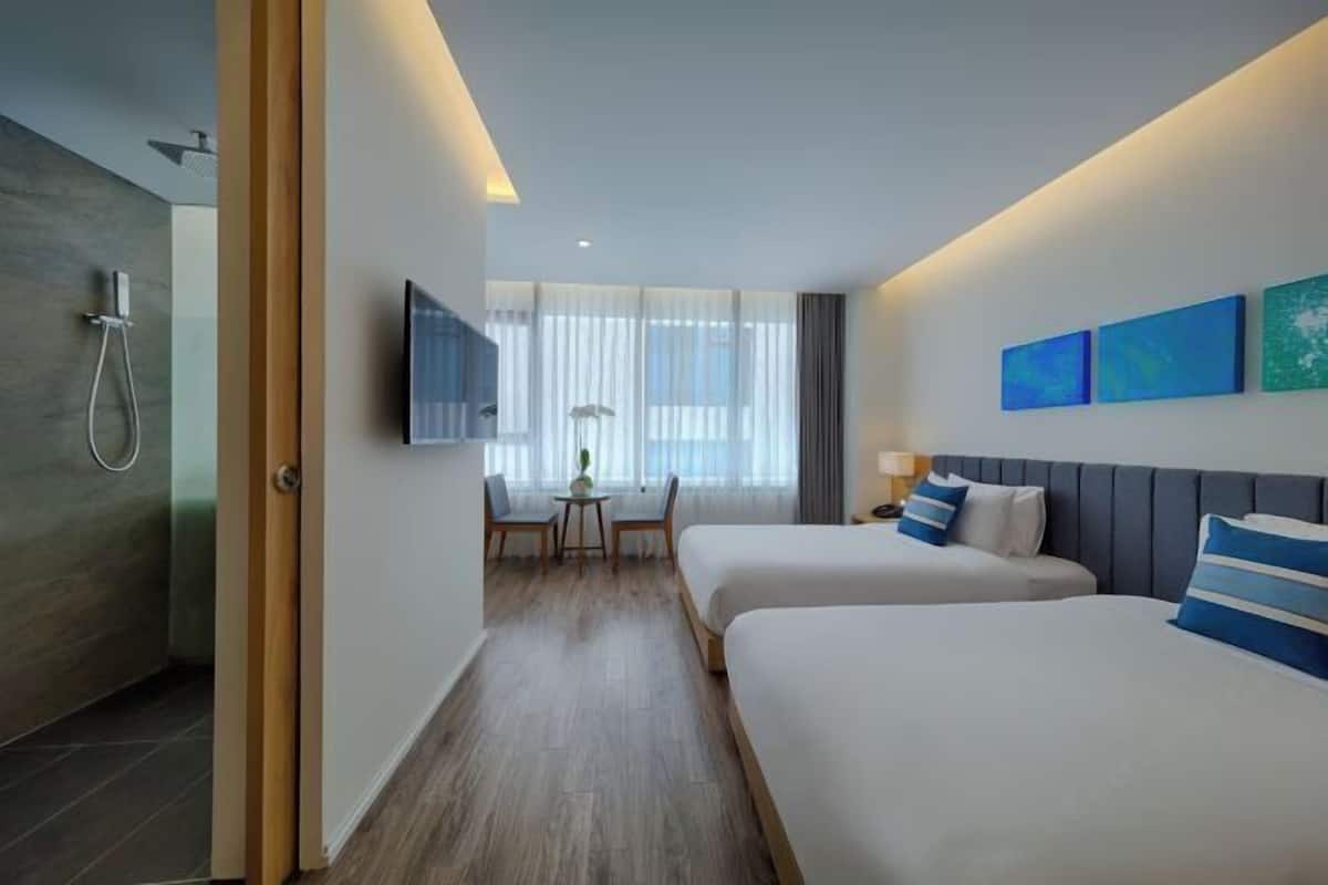 Minibar, caixa forta a l'habitació, escriptori i cortines opaques