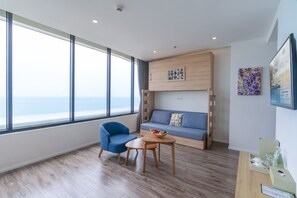 Minibar, coffres-forts dans les chambres, bureau, rideaux occultants