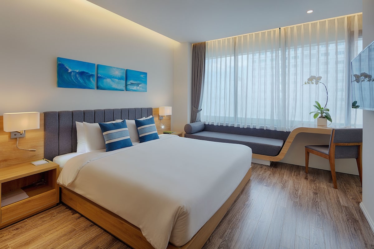 Senior Deluxe Double, Partial Sea View | Minibar, in-room safe, desk, blackout curtains