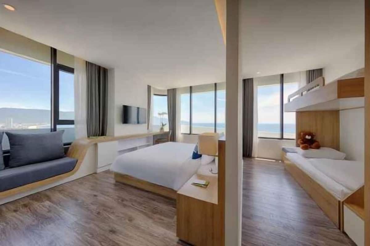Minibar, caixa forta a l'habitació, escriptori i cortines opaques