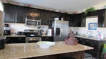 KĂŒhlschrank, Mikrowelle, Ofen, Herdplatte