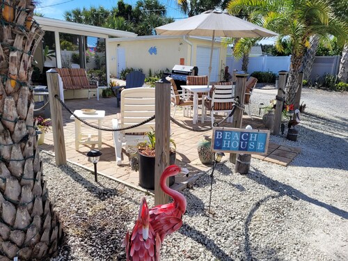 Cozy Beach Home, WIFI, Turnkey, Walk to the Beach