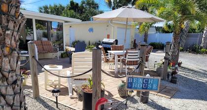 Cozy Beach Home, WIFI, Turnkey, Walk to the Beach