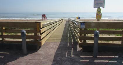Cozy Beach Home, WIFI, Turnkey, Walk to the Beach