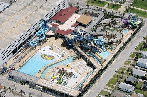 Cozy Beach Home, WIFI, Turnkey, Walk to the Beach