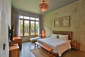 Deluxe Room | Minibar, in-room safe, individually decorated, individually furnished