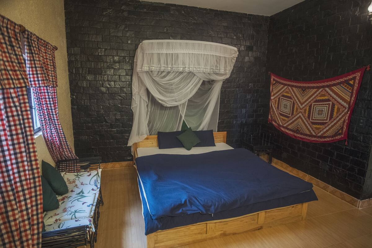 Desk, rollaway beds, free WiFi