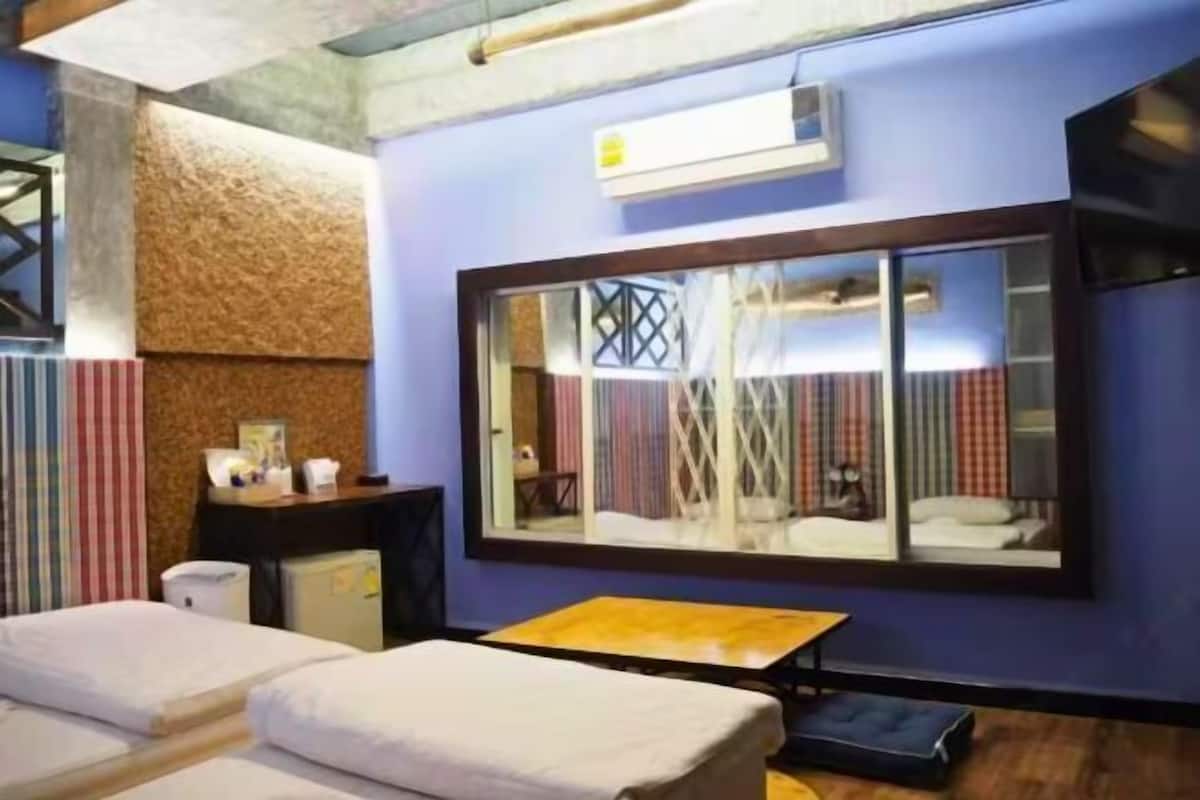 WiFi (free), bed sheets