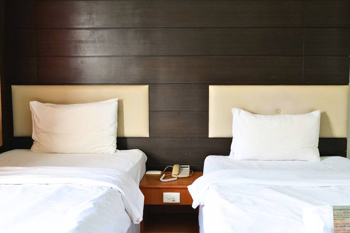 Deluxe Twin Room | In-room safe, iron/ironing board, free WiFi