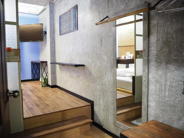 Caja de seguridad en la habitación y tabla de planchar con plancha