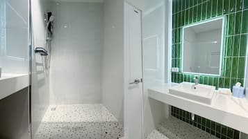 Een douche, een regendouche, gratis toiletartikelen, handdoeken