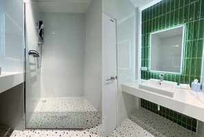 Dusj, regndusjhode, toalettartikler (inkludert) og håndklær