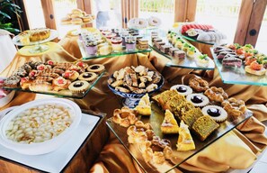 4 restaurants, breakfast, lunch served; local and international cuisine