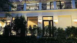 4 restaurants; breakfast, lunch and dinner served  - Pearl Paradise Villa Danang (Da Nang)