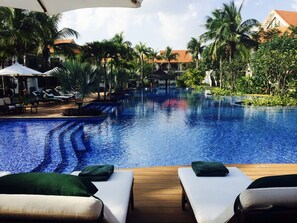 Innenpool, Außenpool, Sonnenschirme